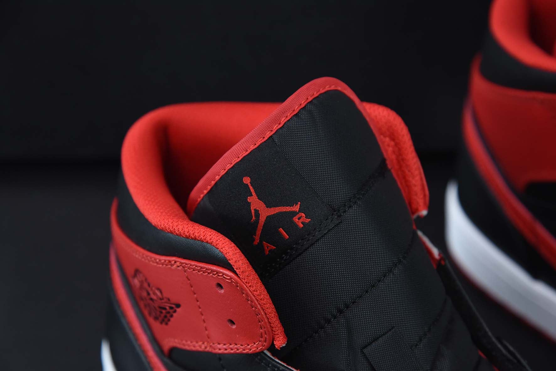 Nike Air Jordan 1 Mid Alternate Bred