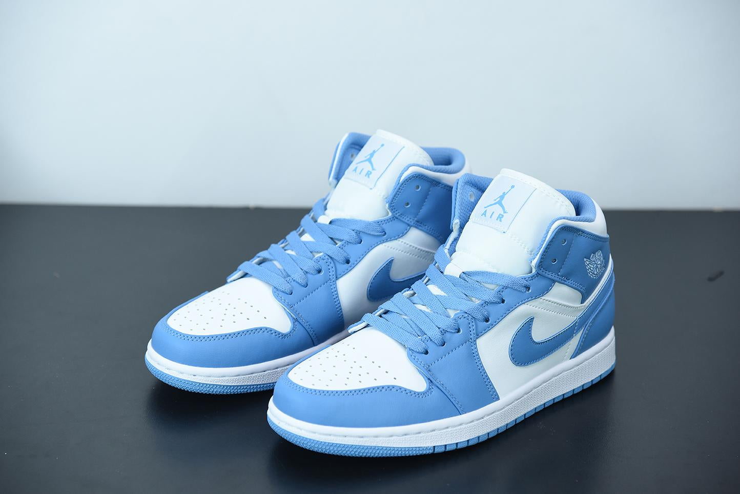 Nike Air Jordan 1 Retro Mid UNC