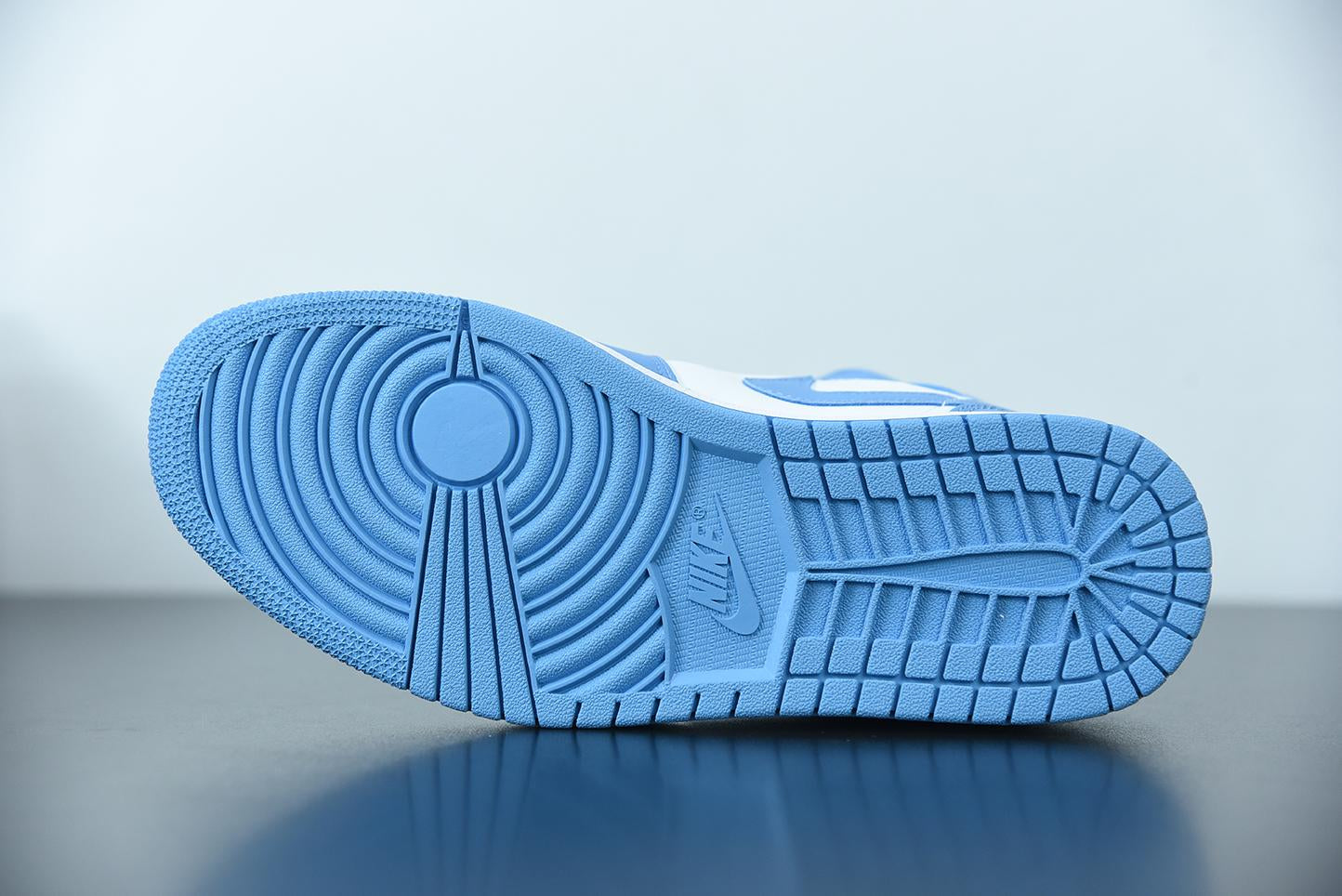 Nike Air Jordan 1 Retro Mid UNC