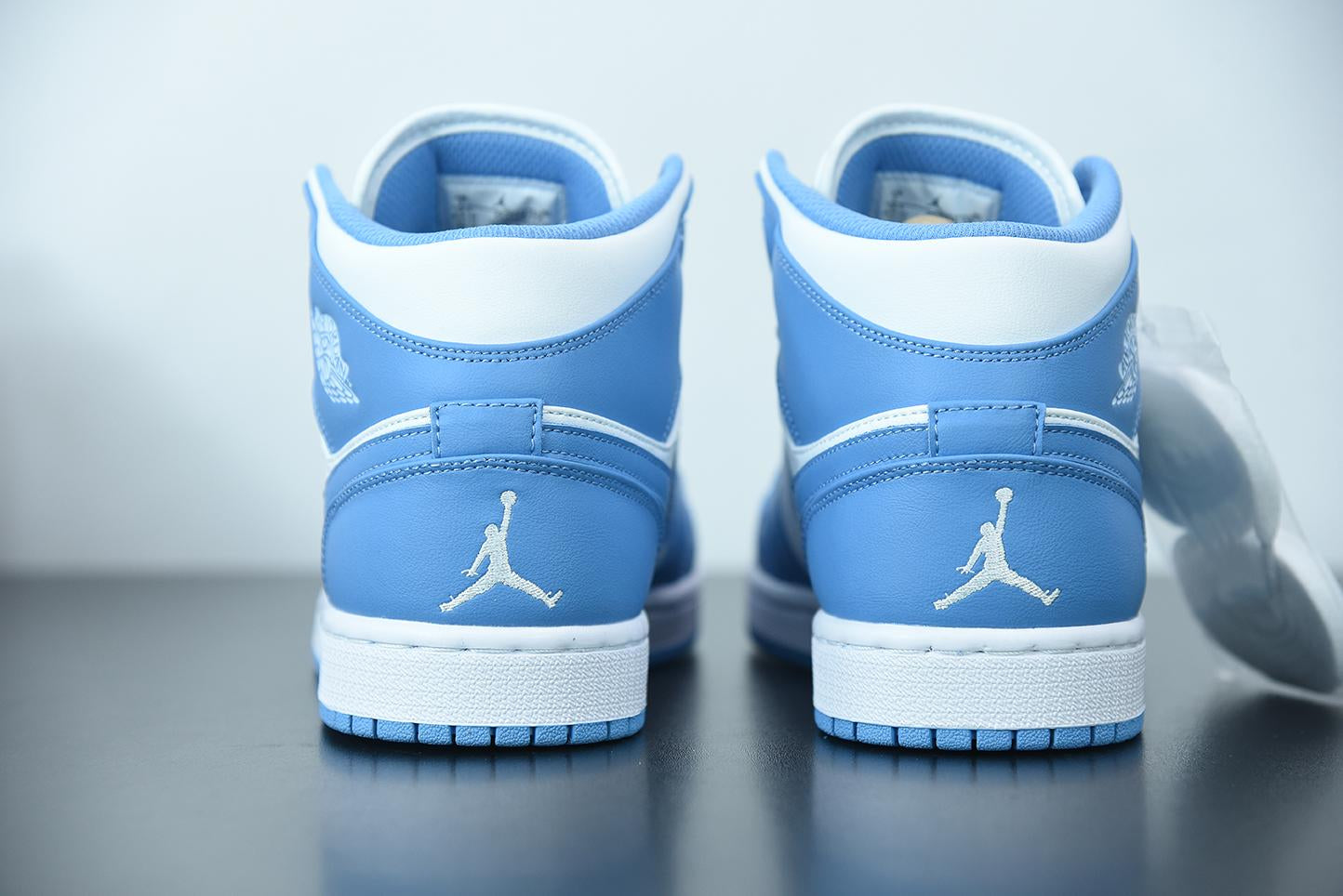 Nike Air Jordan 1 Retro Mid UNC