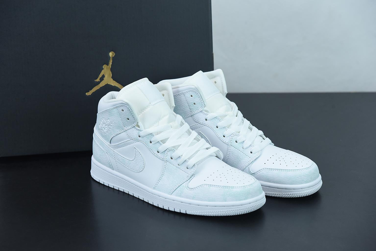 Nike Air Jordan 1 Mid Triple White Main image