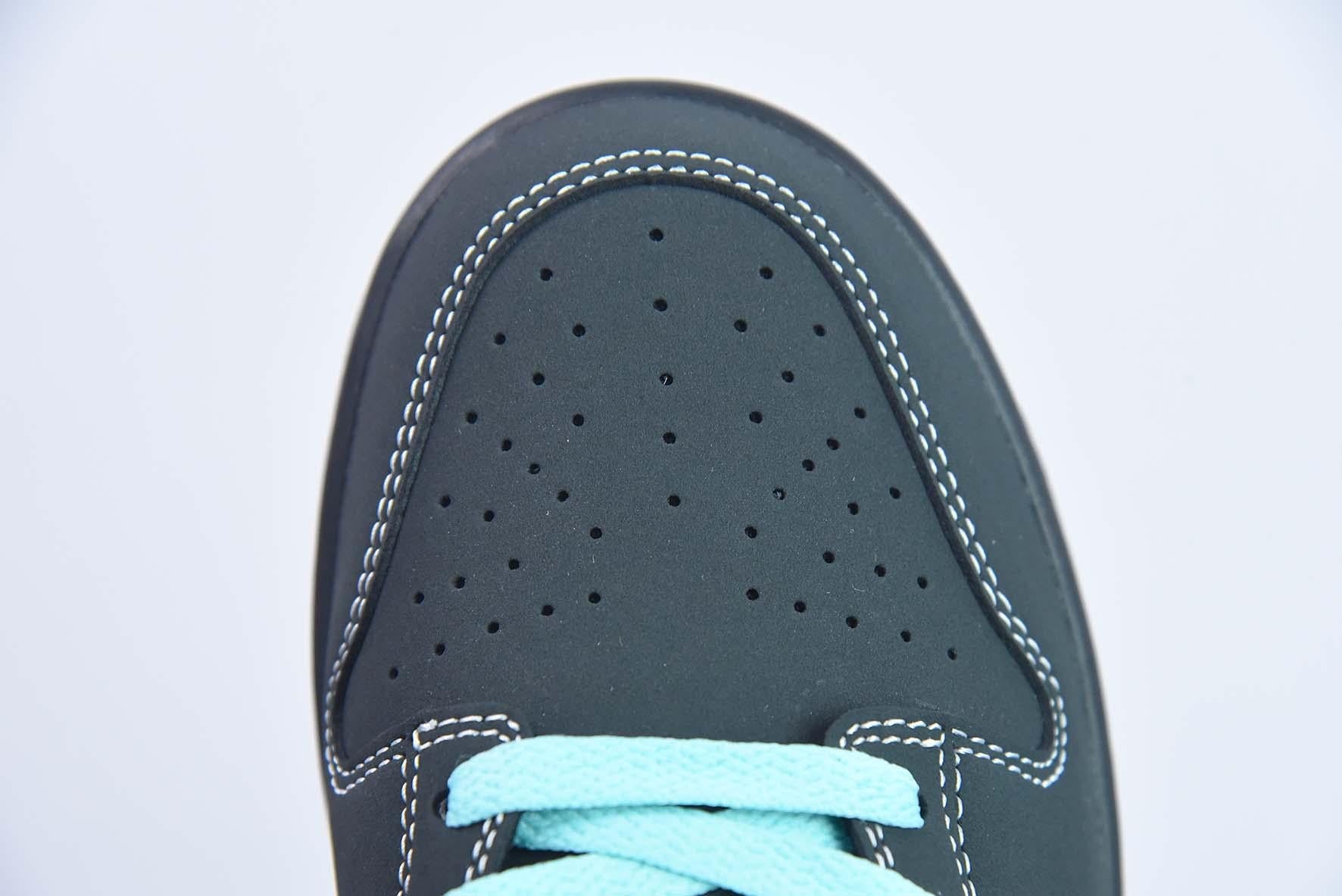 Nike SB Dunk Low x Tiffany