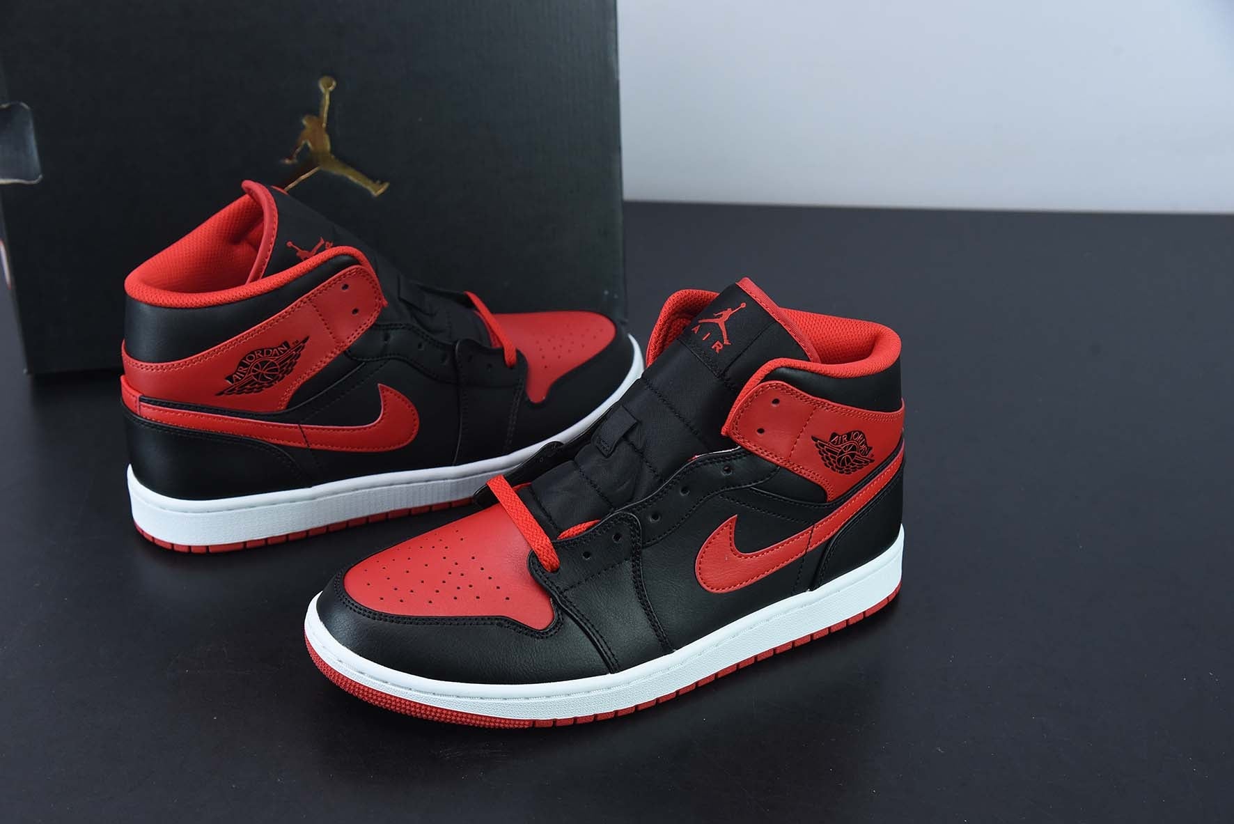 Nike Air Jordan 1 Mid Alternate Bred Secondary image