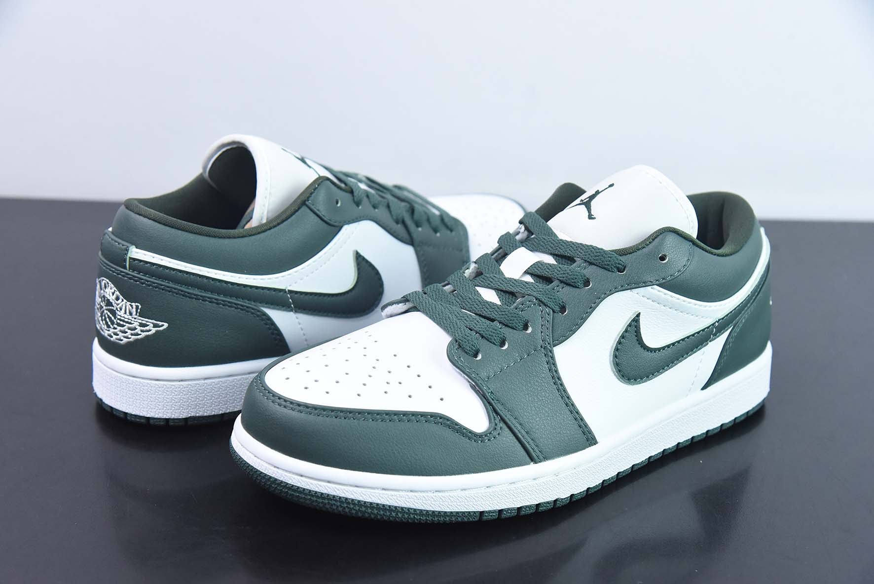 Nike Air Jordan 1 Low Michigan State Secondary image
