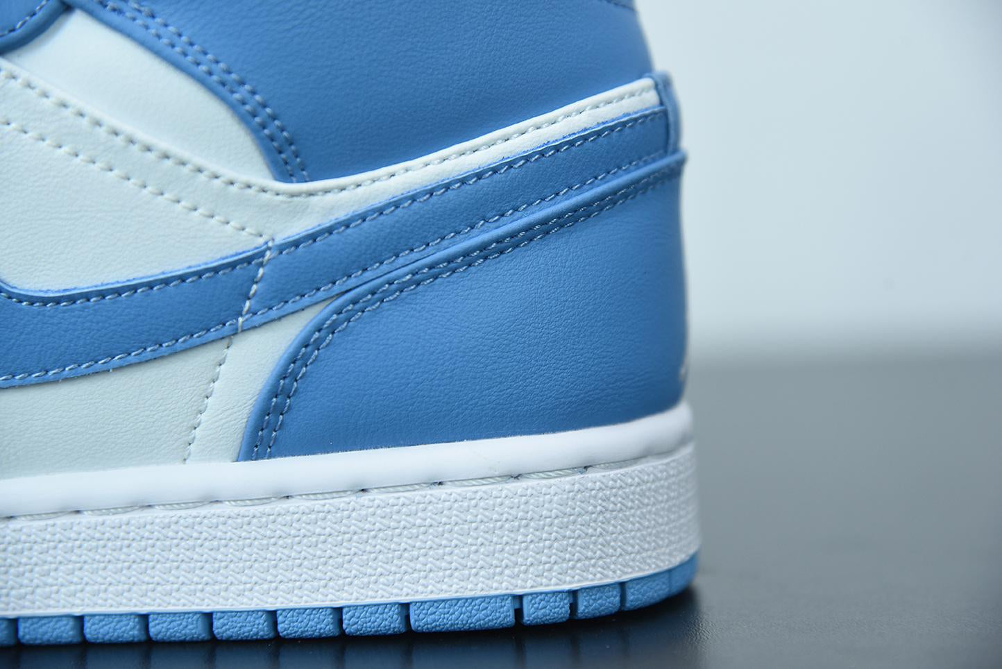 Nike Air Jordan 1 Retro Mid UNC