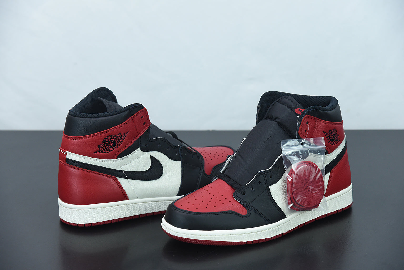 Nike Air Jordan 1 High Bred Toe Secondary image