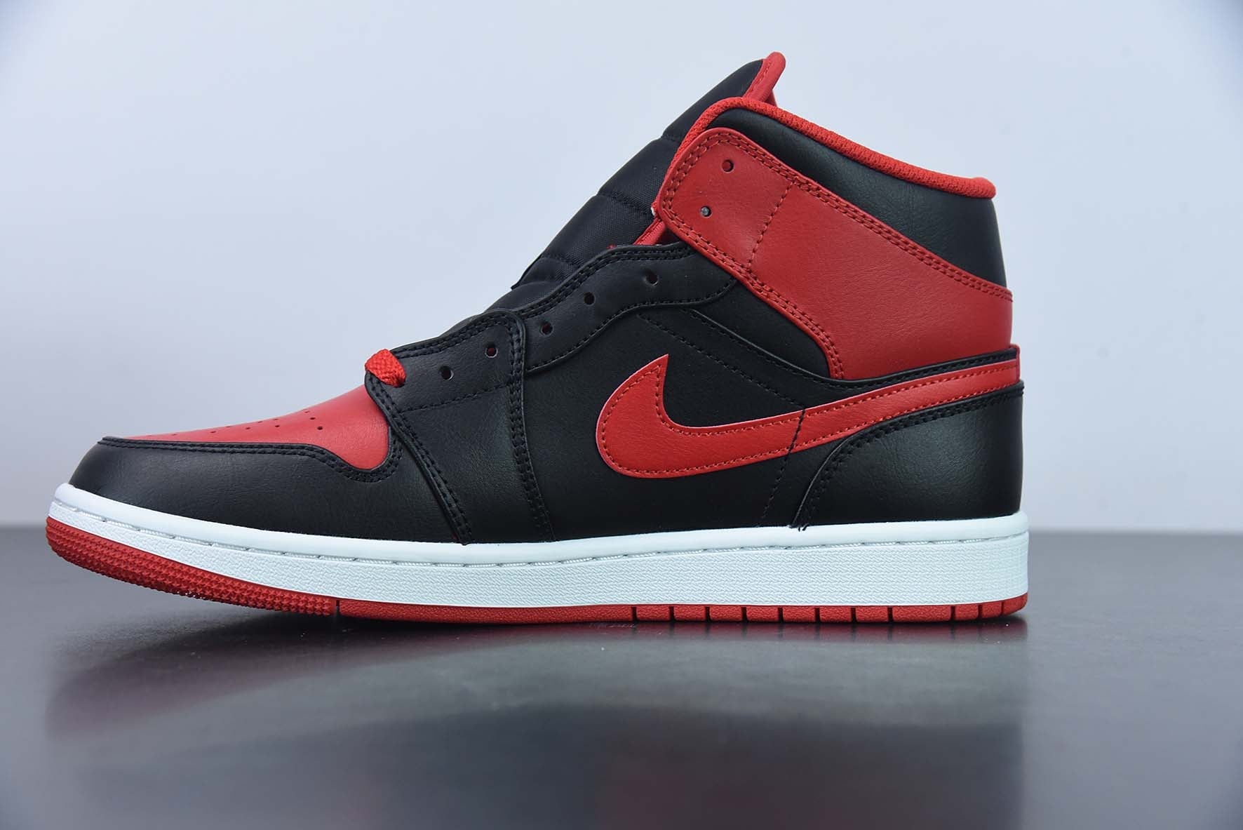 Nike Air Jordan 1 Mid Alternate Bred