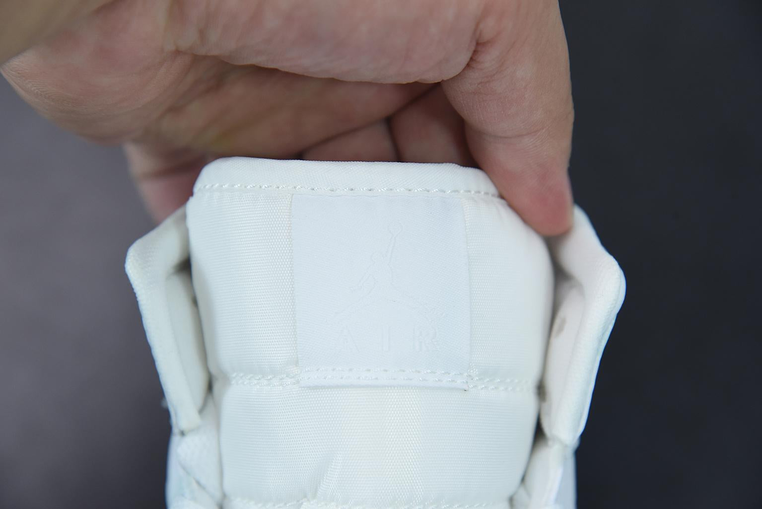 Nike Air Jordan 1 Mid Triple White