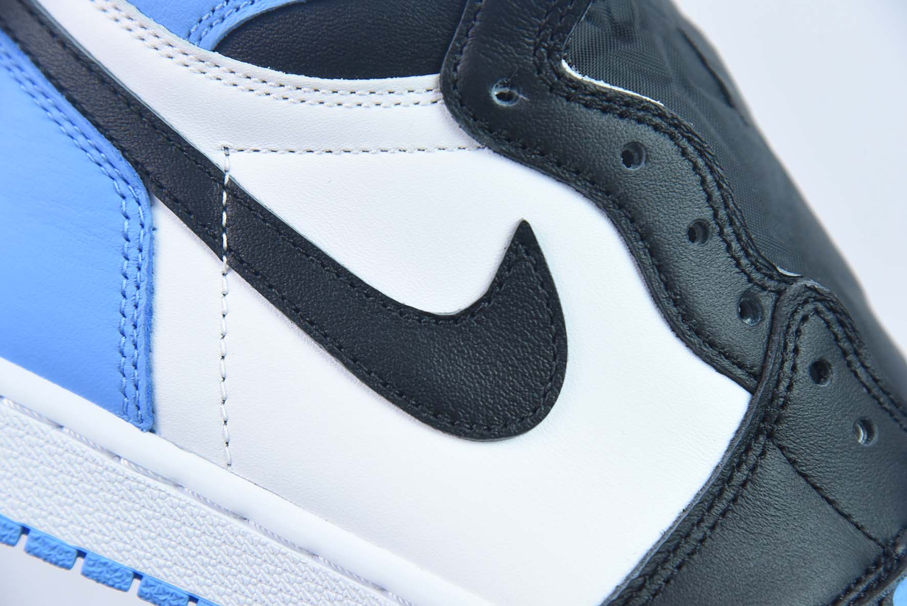 Nike Air Jordan 1 High UNC Toe