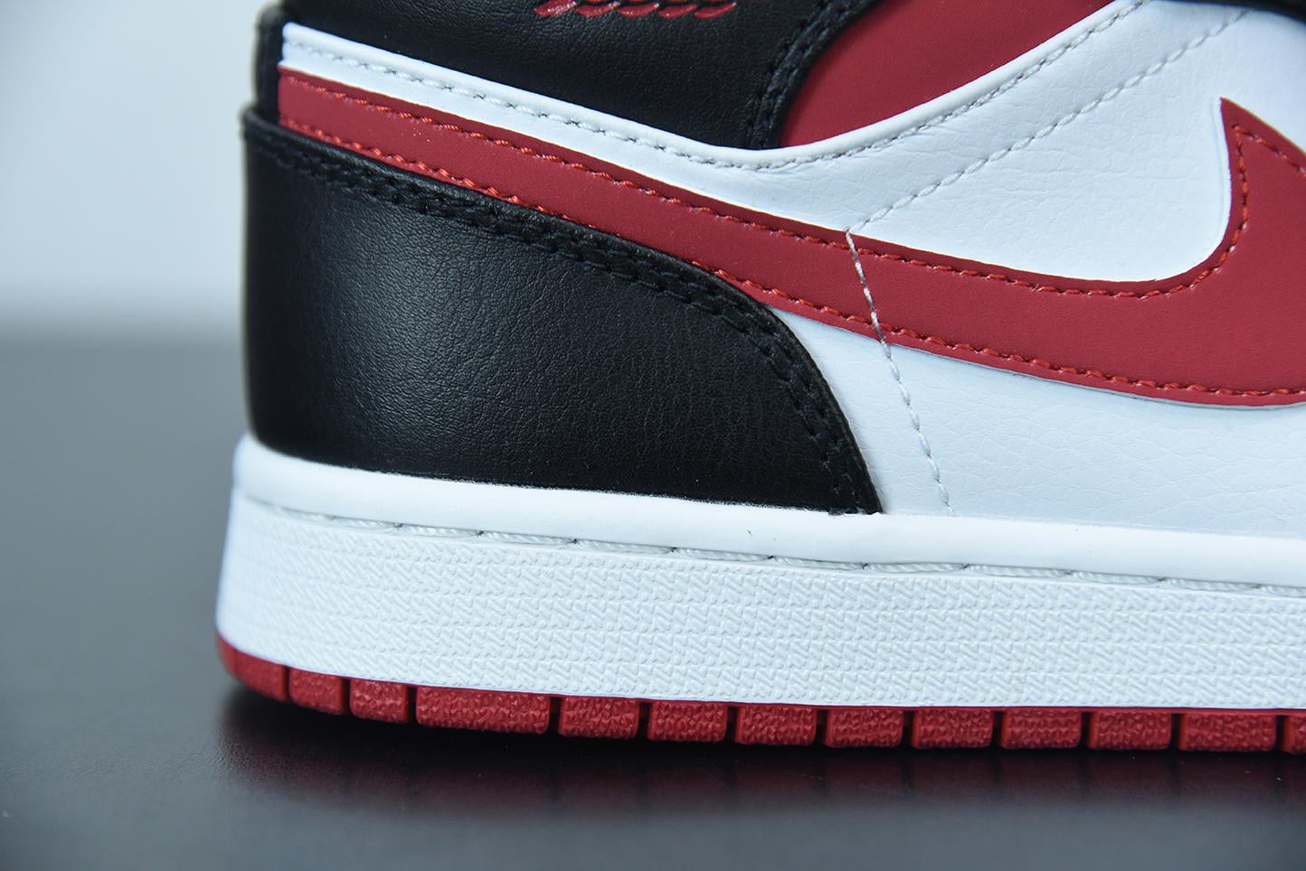 Nike Air Jordan 1 Mid Metalic Red