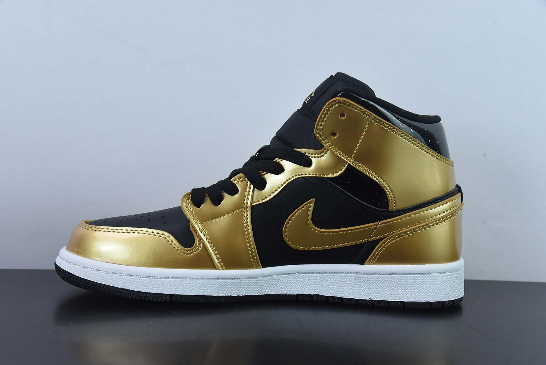 Nike Air Jordan 1 Mid Metallic Gold