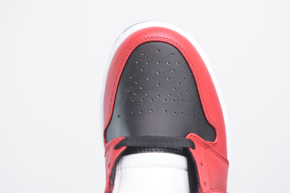 Nike Air Jordan 1 Mid Chicago Black Toe