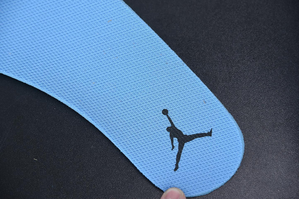 Nike Air Jordan 1 Retro Mid UNC