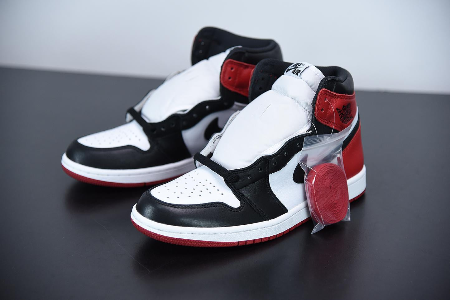Nike Air Jordan 1 High Black Toe