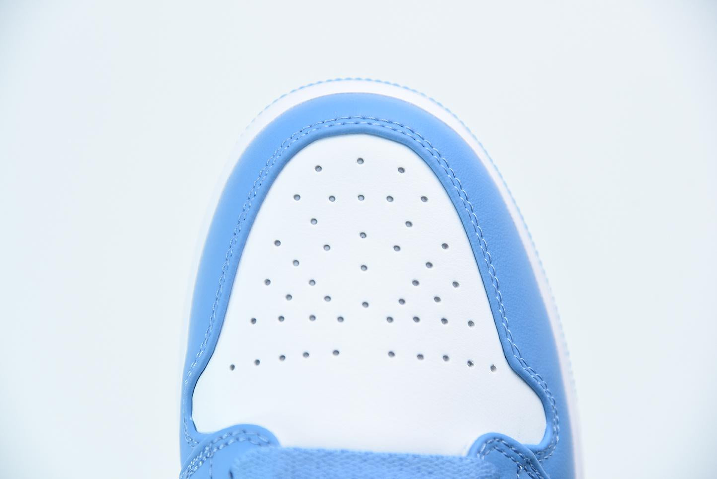 Nike Air Jordan 1 Retro Mid UNC