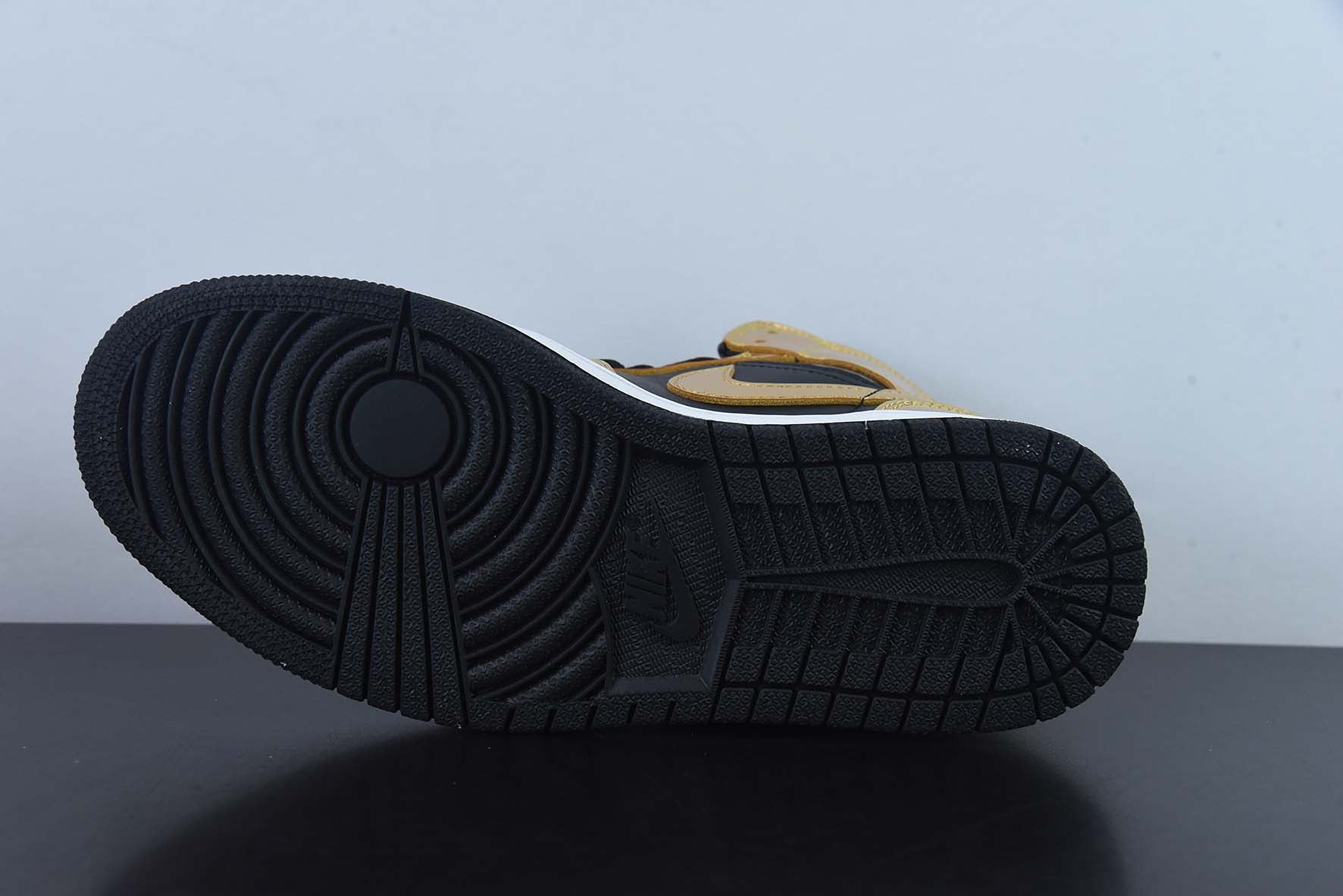 Nike Air Jordan 1 Mid Metallic Gold