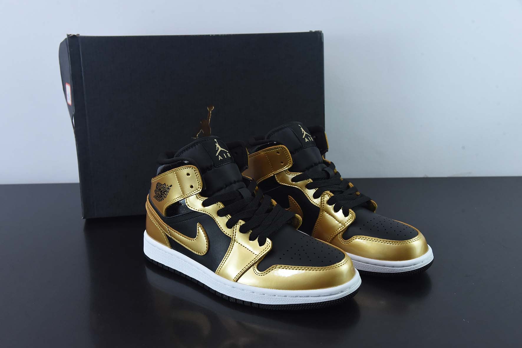Nike Air Jordan 1 Mid Metallic Gold Main image
