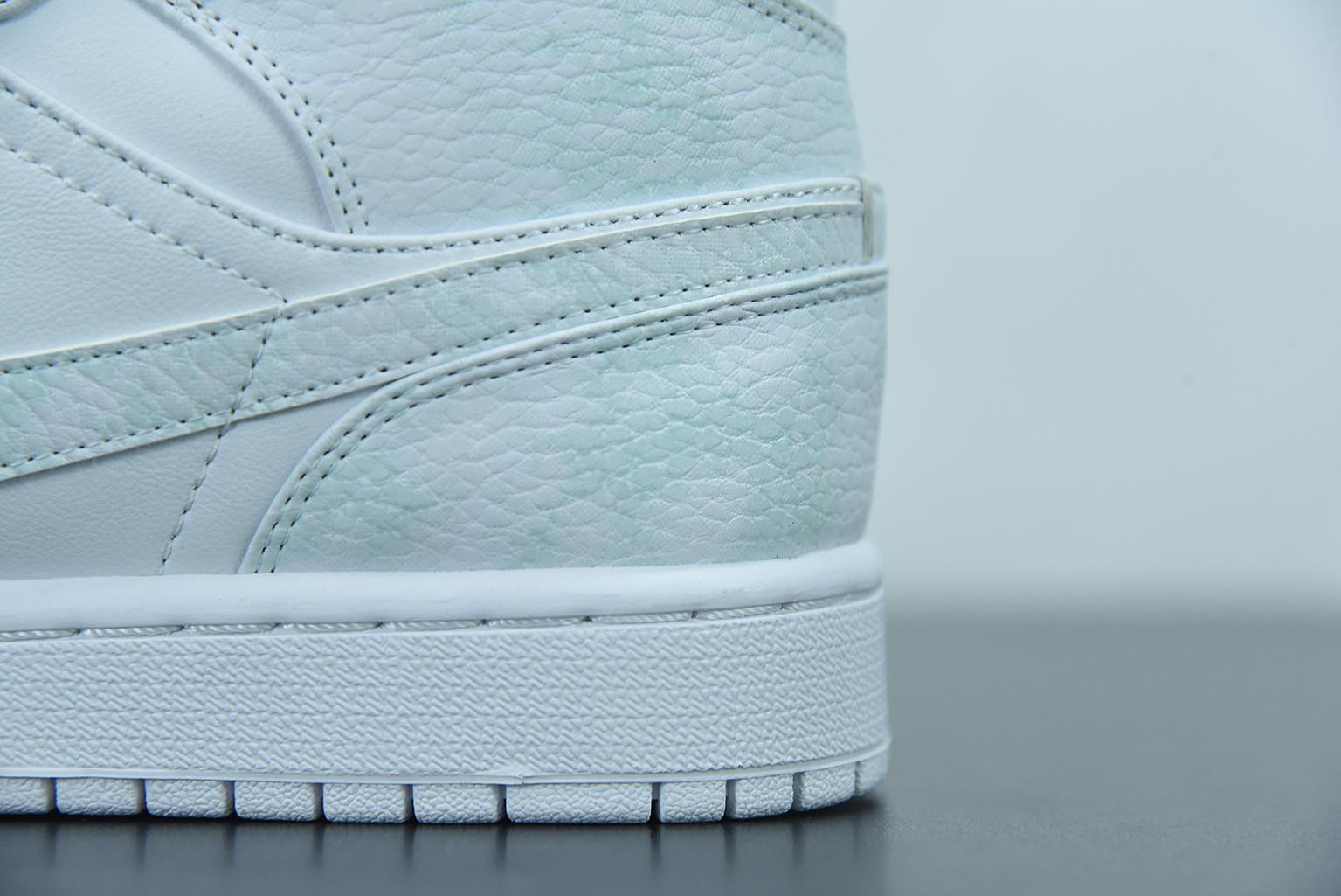 Nike Air Jordan 1 Mid Triple White